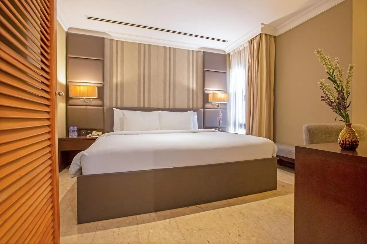 Dubai Marine Beach Resort & Spa 5*,