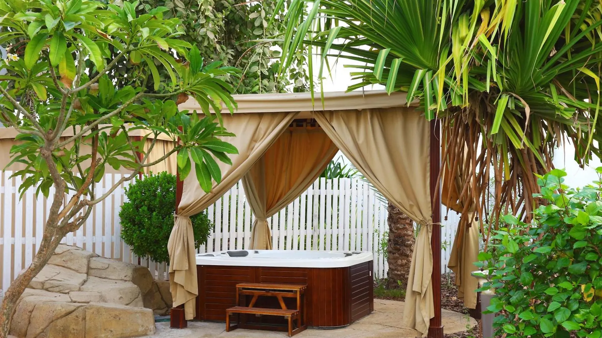 Dubai Marine Beach Resort & Spa